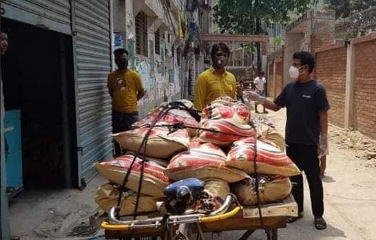 ম.ই.মামুনের উদ্যোগে জিনজিরায় ২’শ পরিবারকে খাদ্য সহায়তা প্রদান